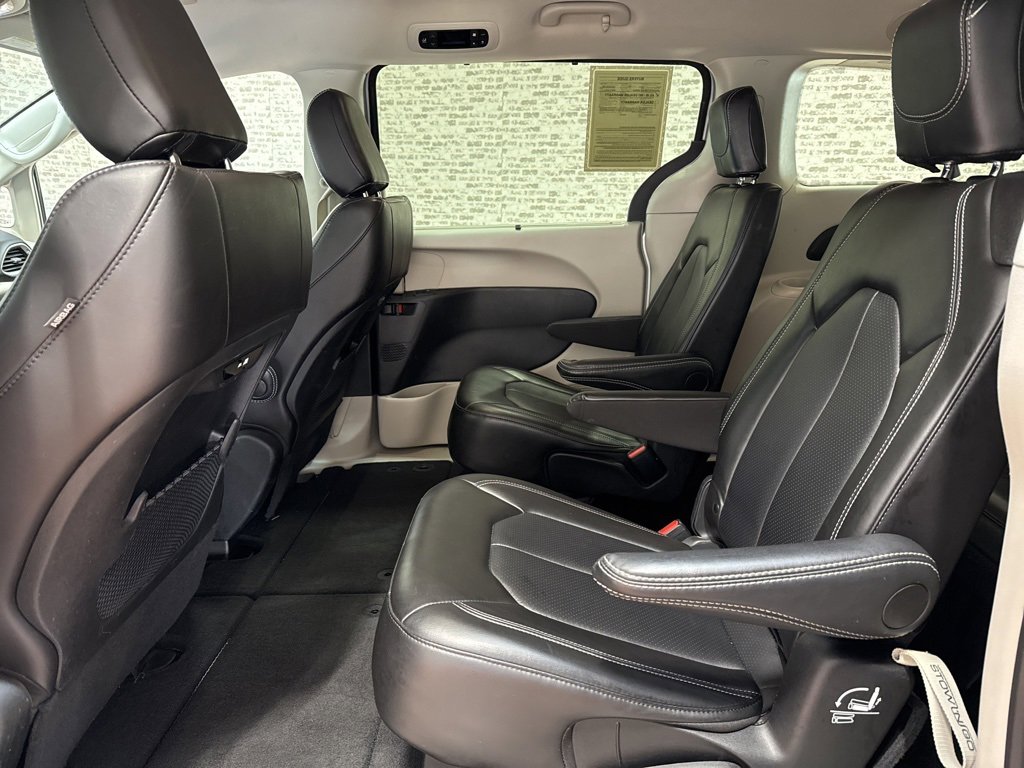Used 2024 Chrysler Pacifica Touring-L image 18