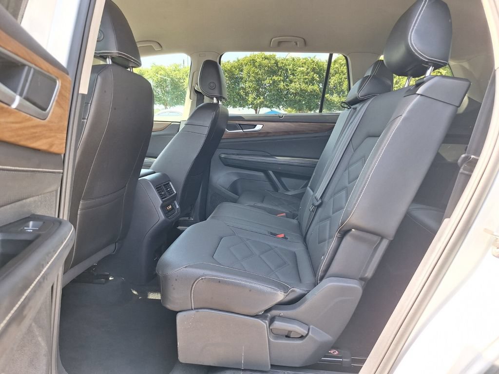 Used 2025 Volkswagen Atlas SE FWD image 11