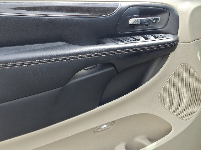 Used 2016 Chrysler Town & Country Touring-L FWD image 15