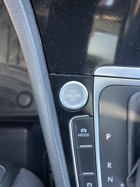 Used 2017 Volkswagen Golf 4-Door FWD image 21
