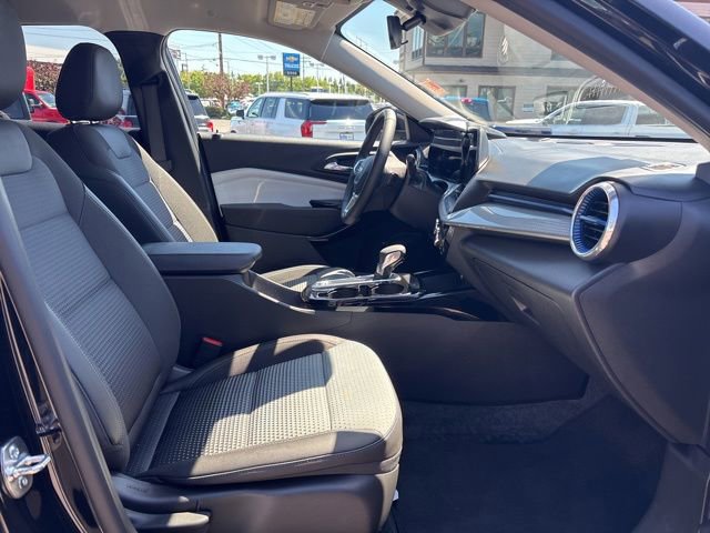 Used 2025 Chevrolet Trax LT w/ LT Convenience Package FWD image 16