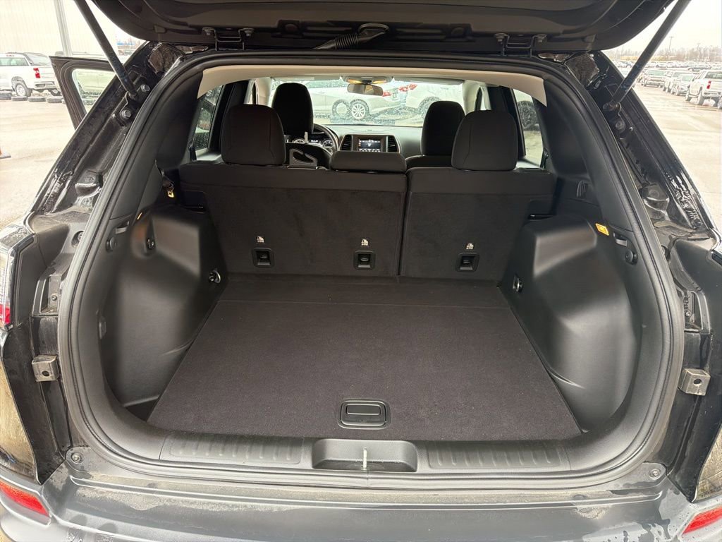 Used 2019 Jeep Cherokee Latitude w/ Popular Appearance Group image 8