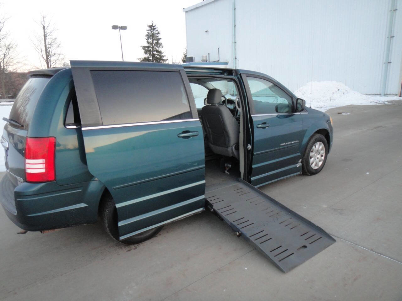 Used 2009 Chrysler Town & Country LX w/ PWR Convenience Group image 2