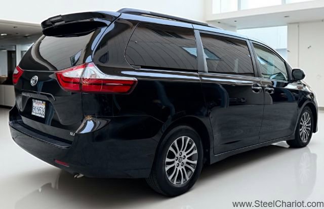 Used 2018 Toyota Sienna XLE image 5