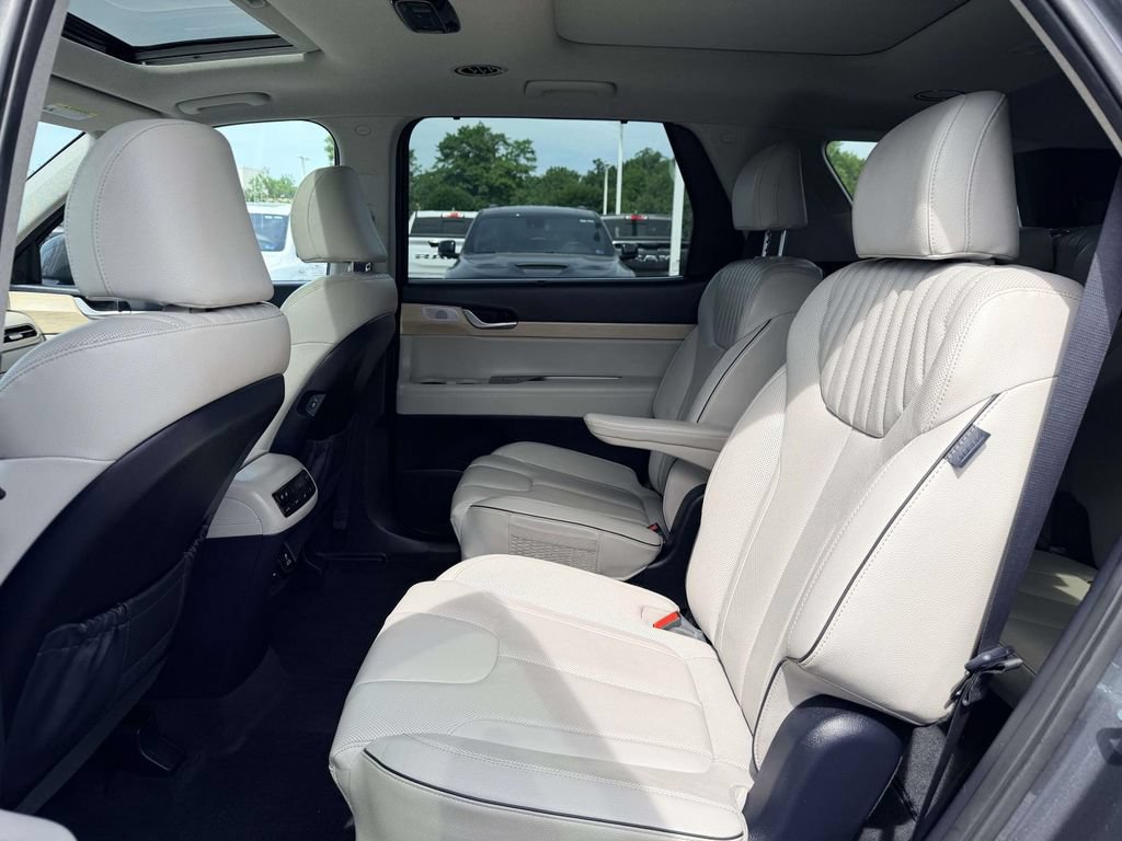 Used 2024 Hyundai Palisade Limited FWD image 12