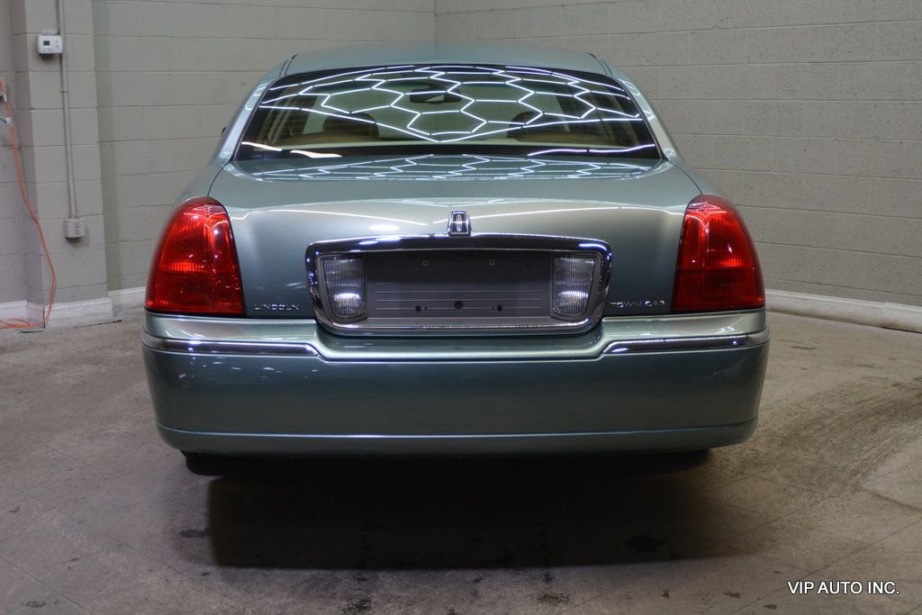 Used 2006 Lincoln Town Car Signature image 6