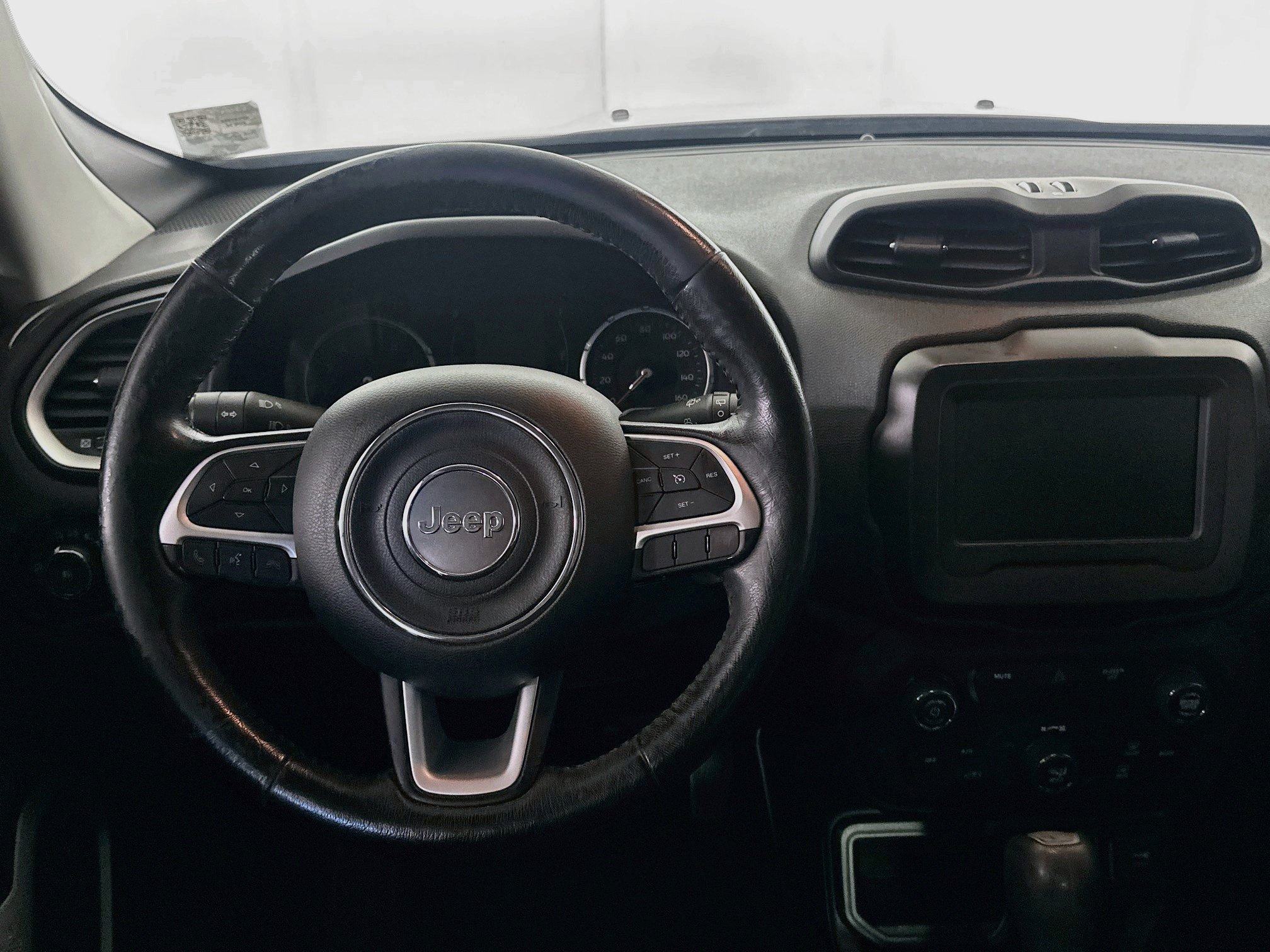 Used 2019 Jeep Renegade Latitude w/ Cold Weather Group FWD image 17