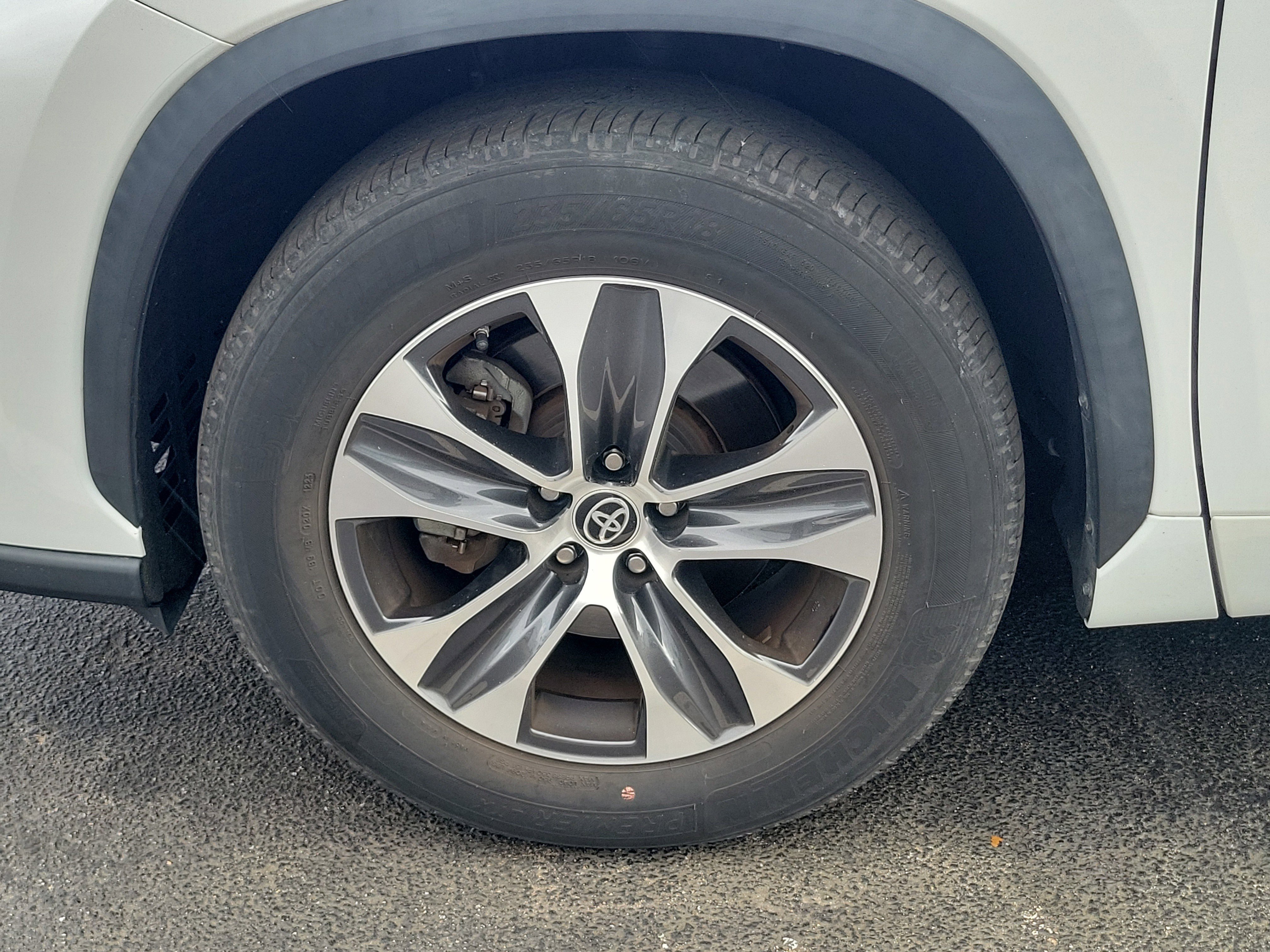 Used 2023 Toyota Highlander XLE image 4