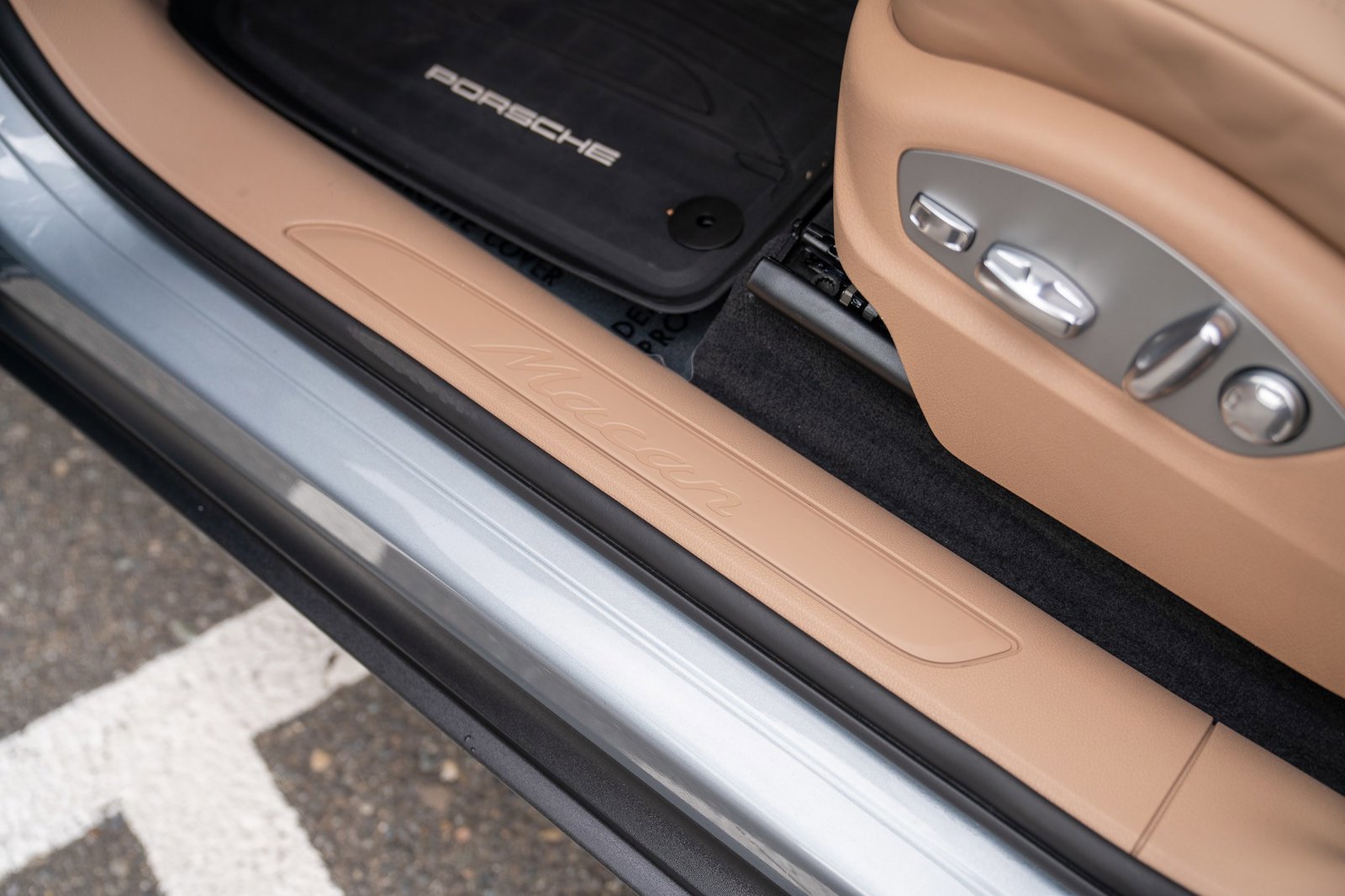 Used 2025 Porsche Macan image 12