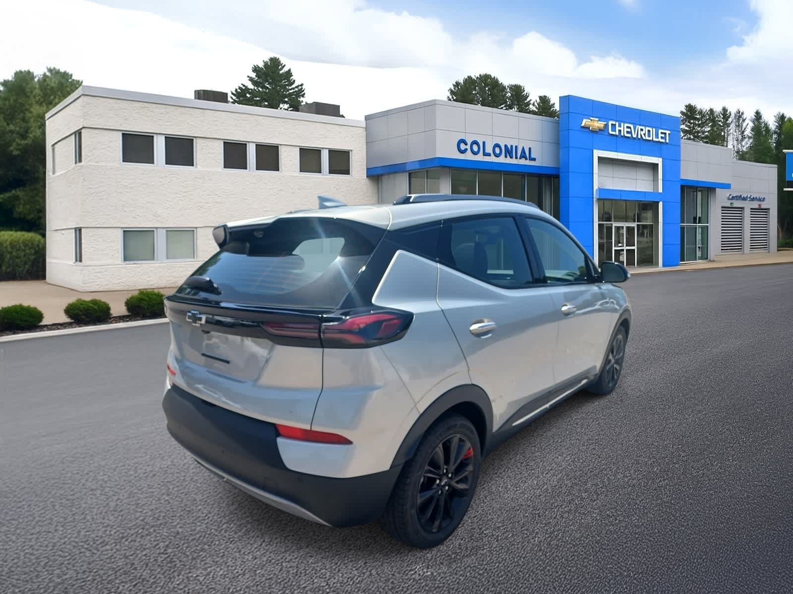Used 2023 Chevrolet Bolt EUV Premier w/ Sun & Sound Package FWD image 4