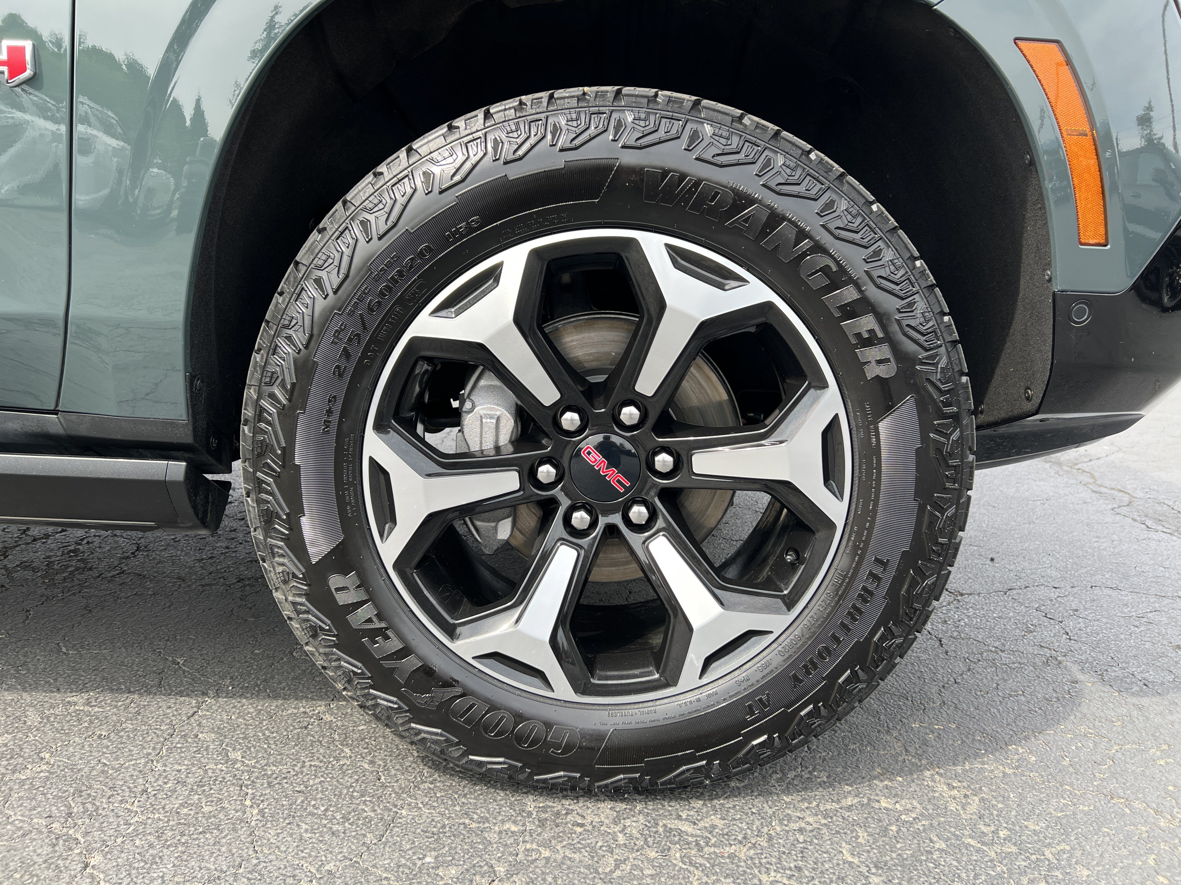 Used 2025 GMC Yukon AT4 w/ AT4 Premium Package AWD/4WD image 12