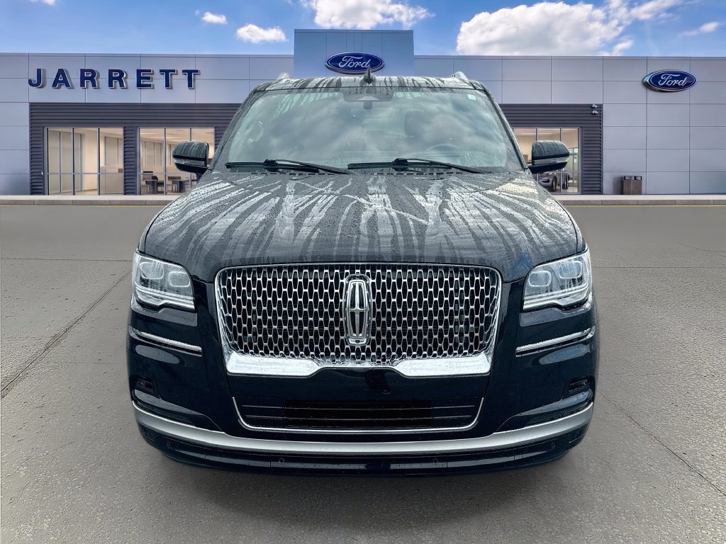 Used 2023 Lincoln Navigator Reserve AWD/4WD image 2