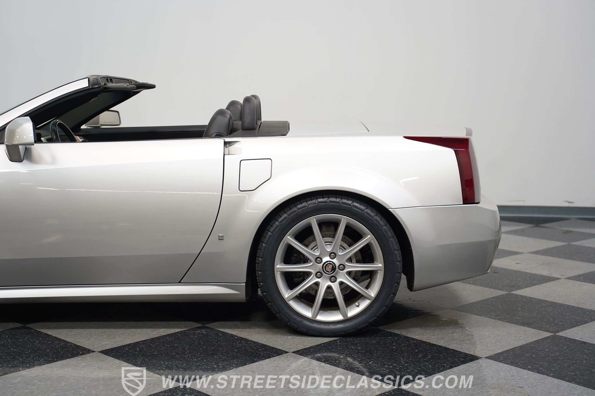 Used 2006 Cadillac XLR V image 23