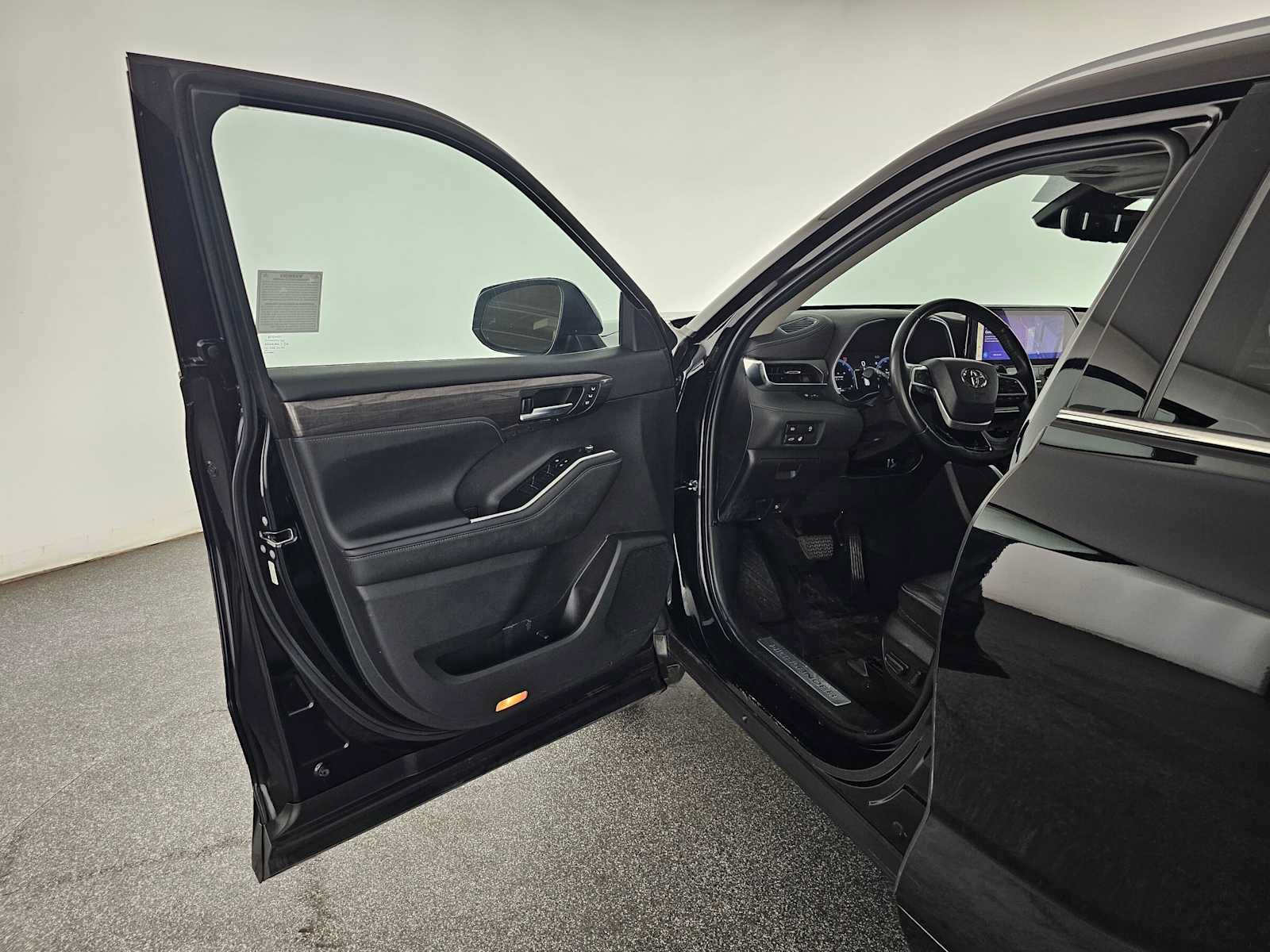Used 2023 Toyota Highlander Limited FWD image 31