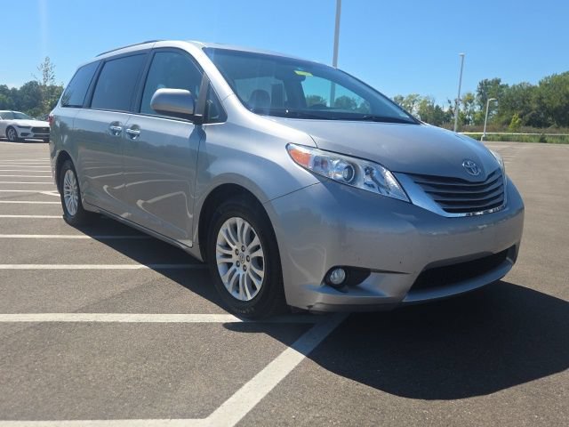 Used 2017 Toyota Sienna XLE w/ XLE Navigation Package FWD 360° Tour