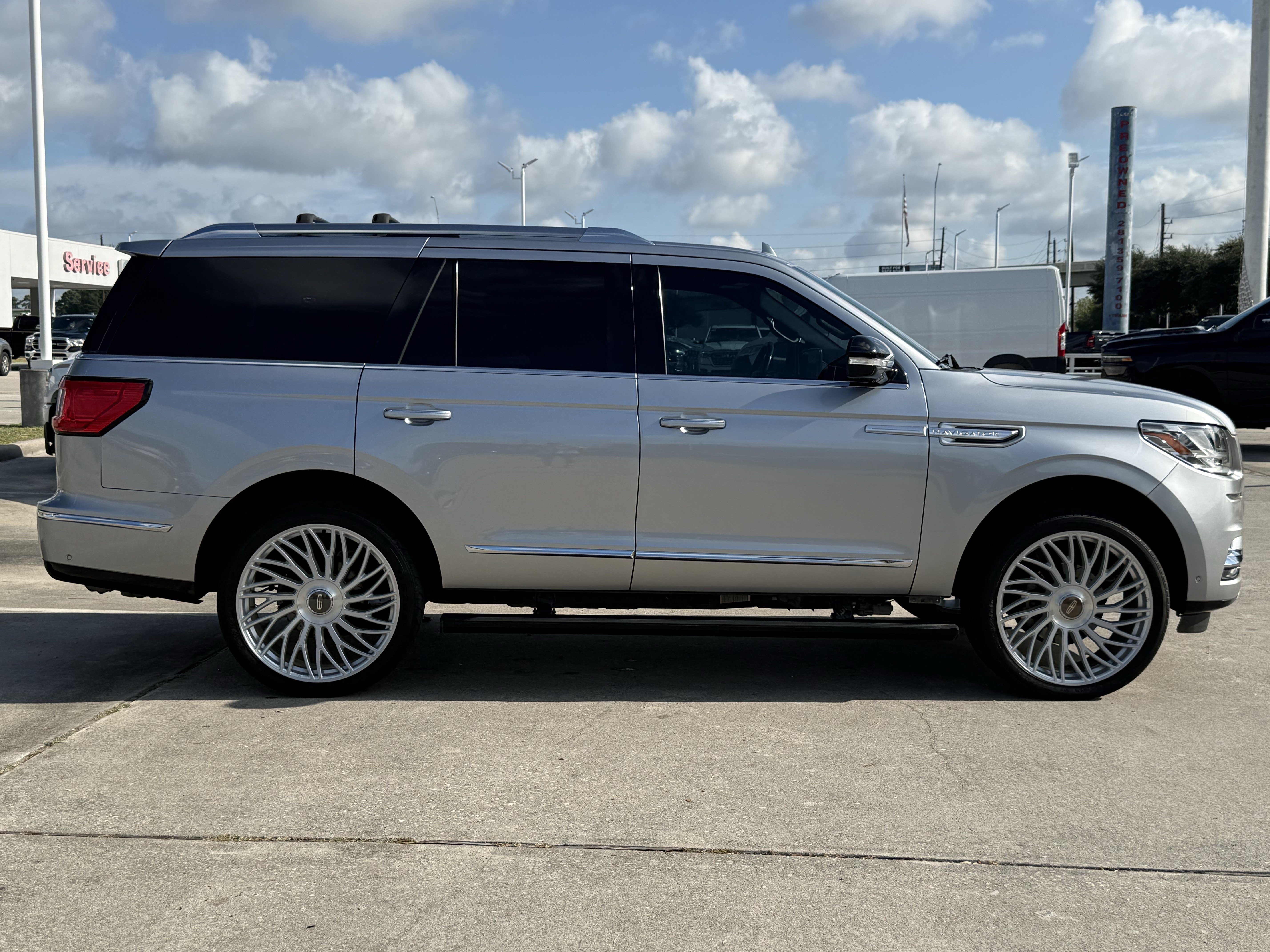 Used 2021 Lincoln Navigator Reserve w/ Luxury Package RWD image 3