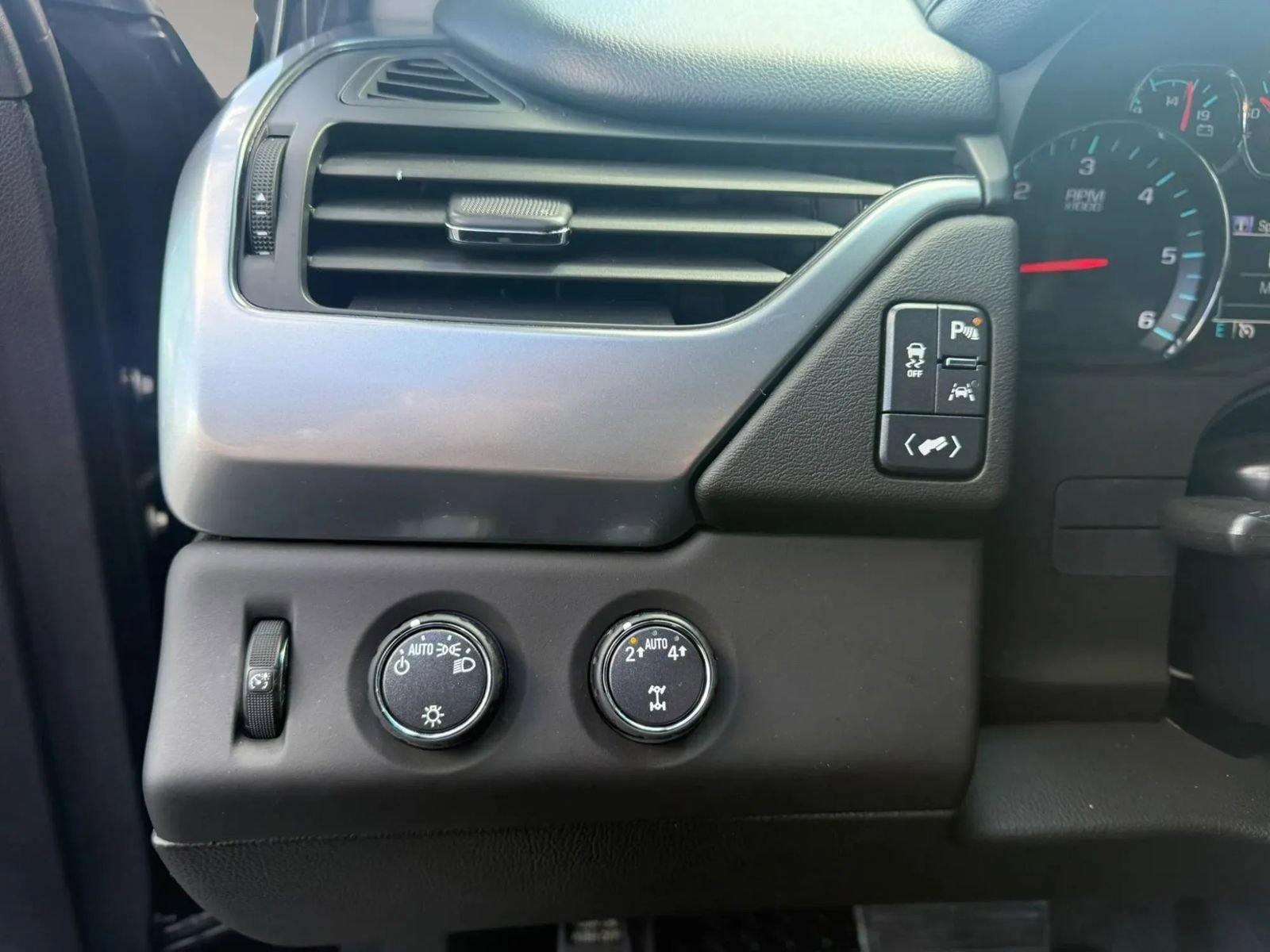 Used 2019 Chevrolet Suburban LT AWD/4WD image 16