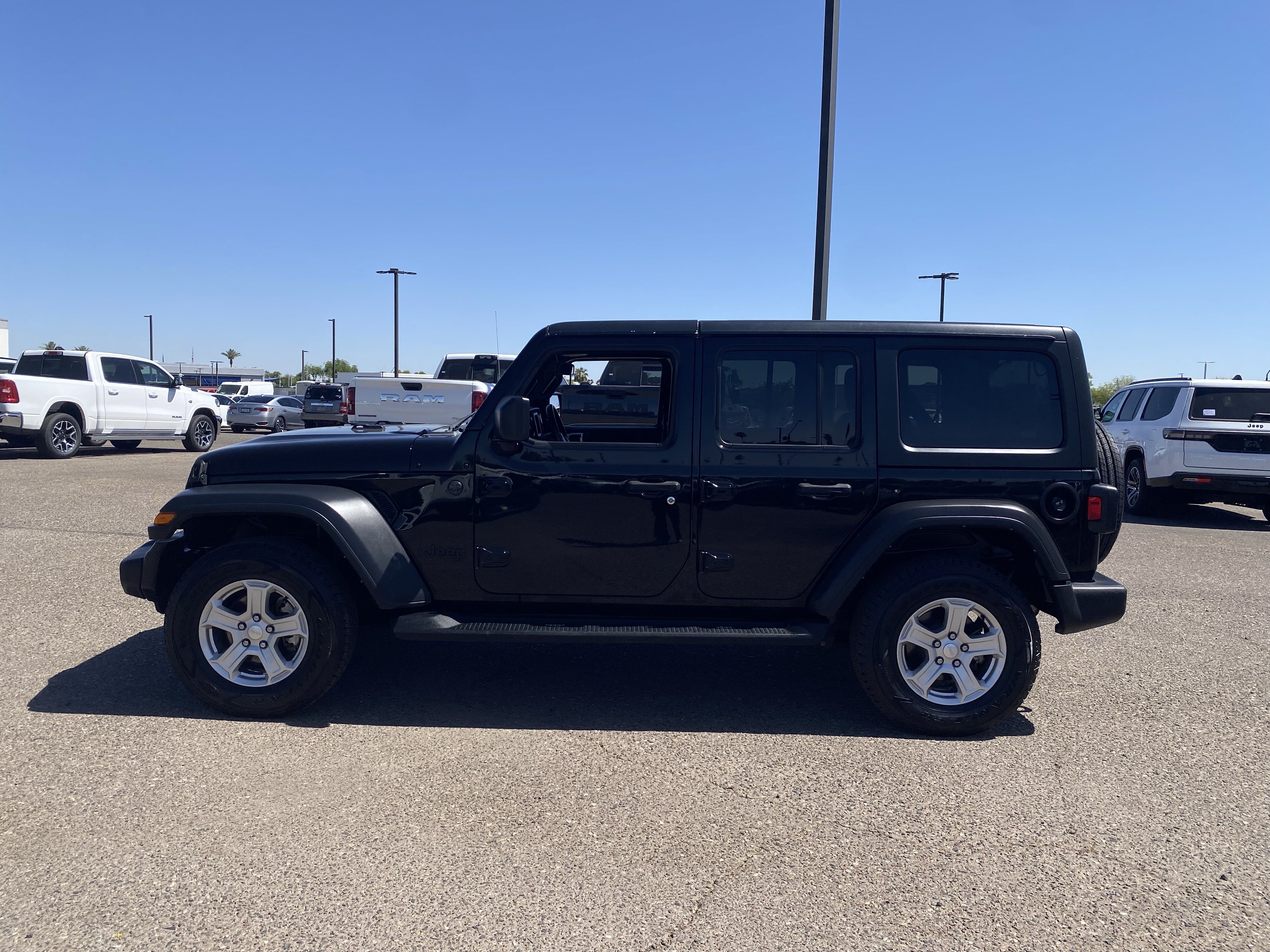 Used 2022 Jeep Wrangler Unlimited Sport AWD/4WD image 3