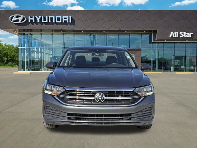 Used 2023 Volkswagen Jetta SE FWD image 2