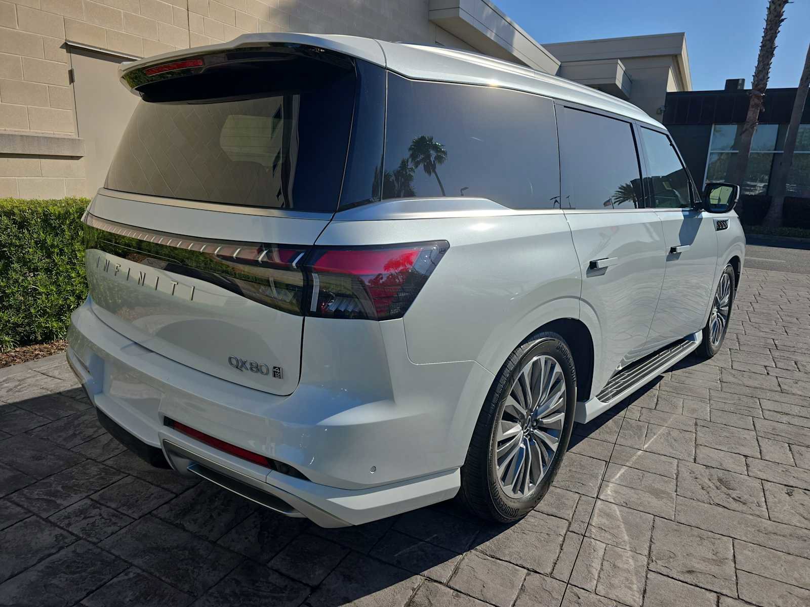 Certified 2025 INFINITI QX80 Sensory image 5