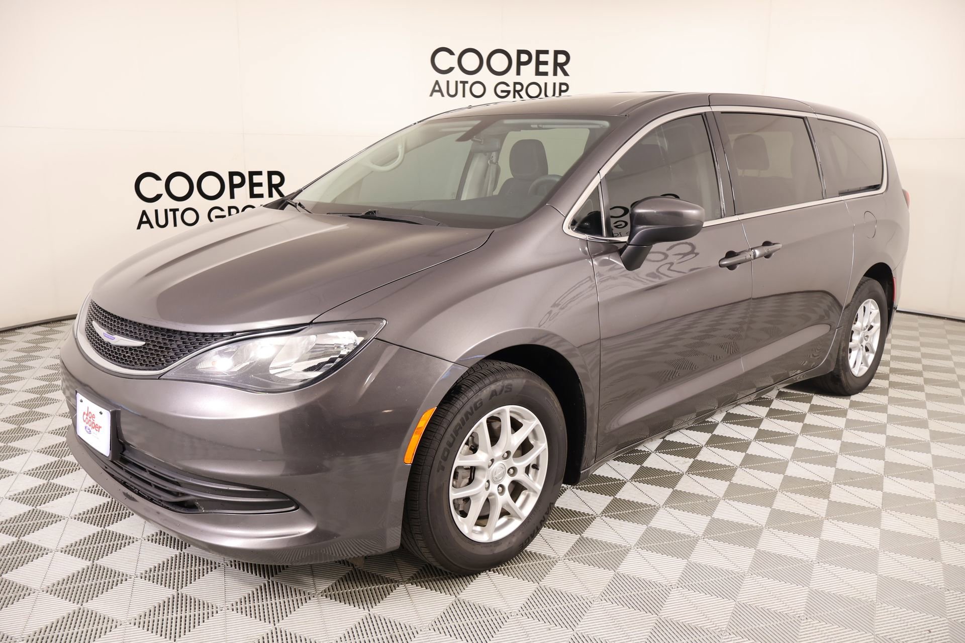 Used 2020 Chrysler Voyager LX image 9