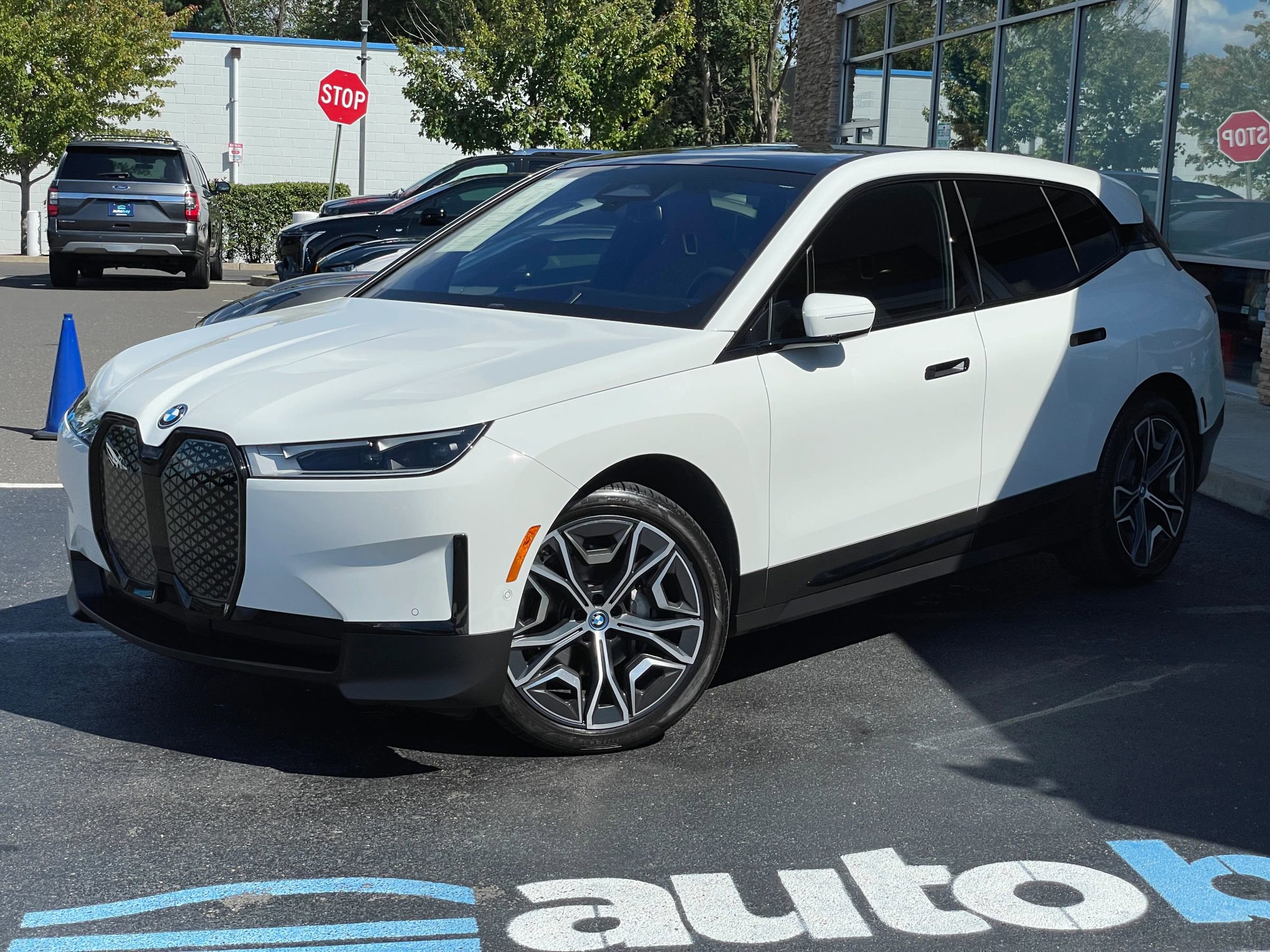 Used 2024 BMW iX xDrive50 w/ Luxury Package image 7