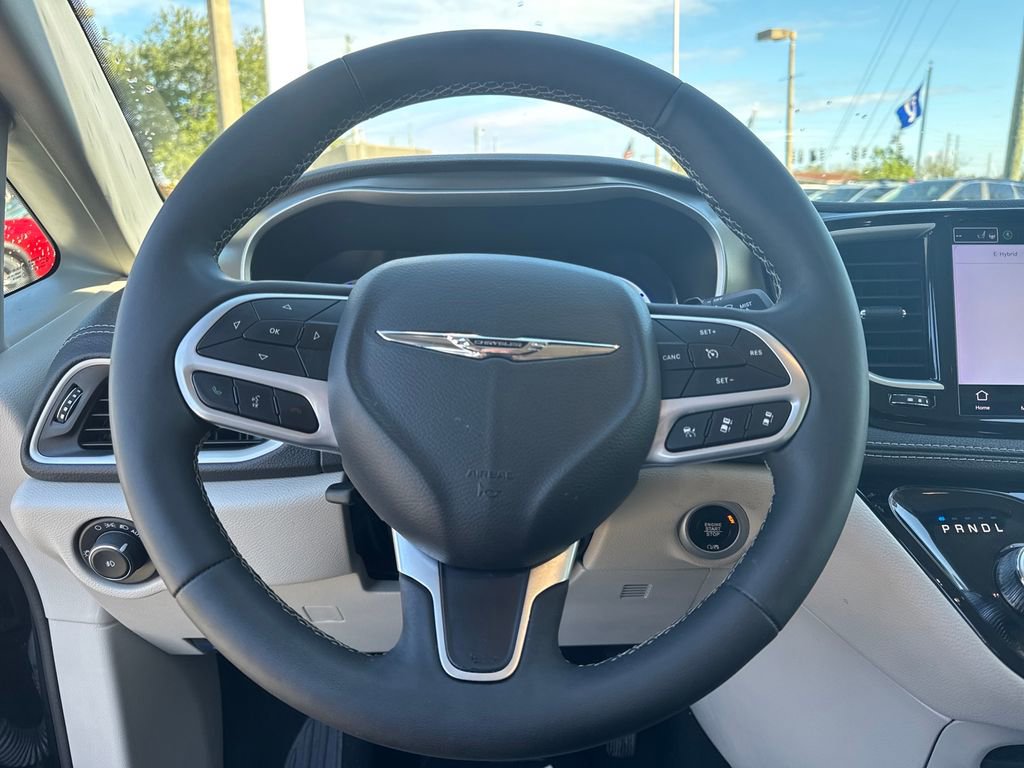 Used 2024 Chrysler Pacifica Select image 26