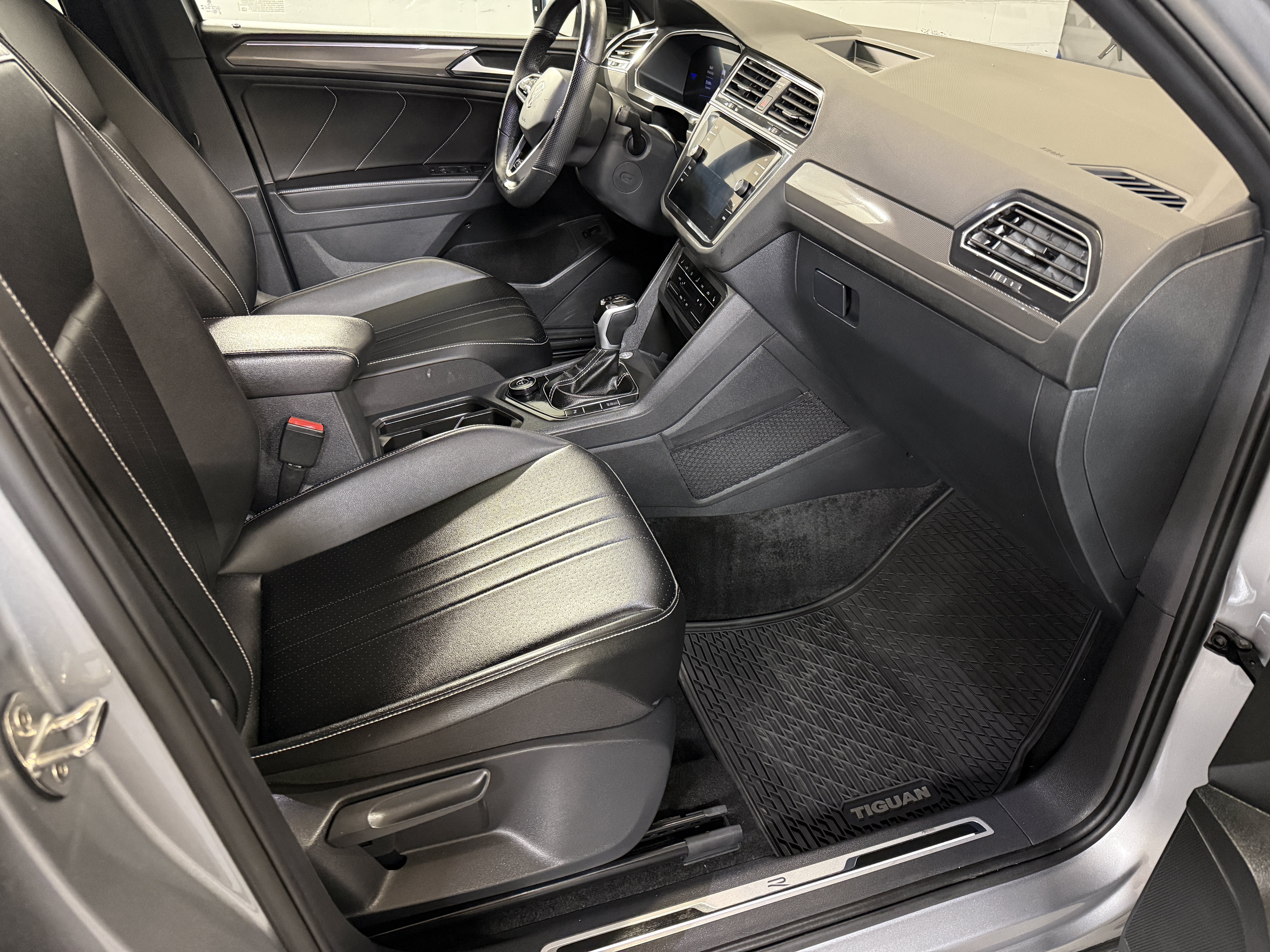 Certified 2024 Volkswagen Tiguan SE R-Line AWD/4WD image 25