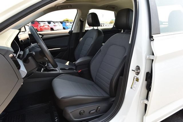 Used 2025 Volkswagen Jetta SE w/ Sunroof Package FWD image 20