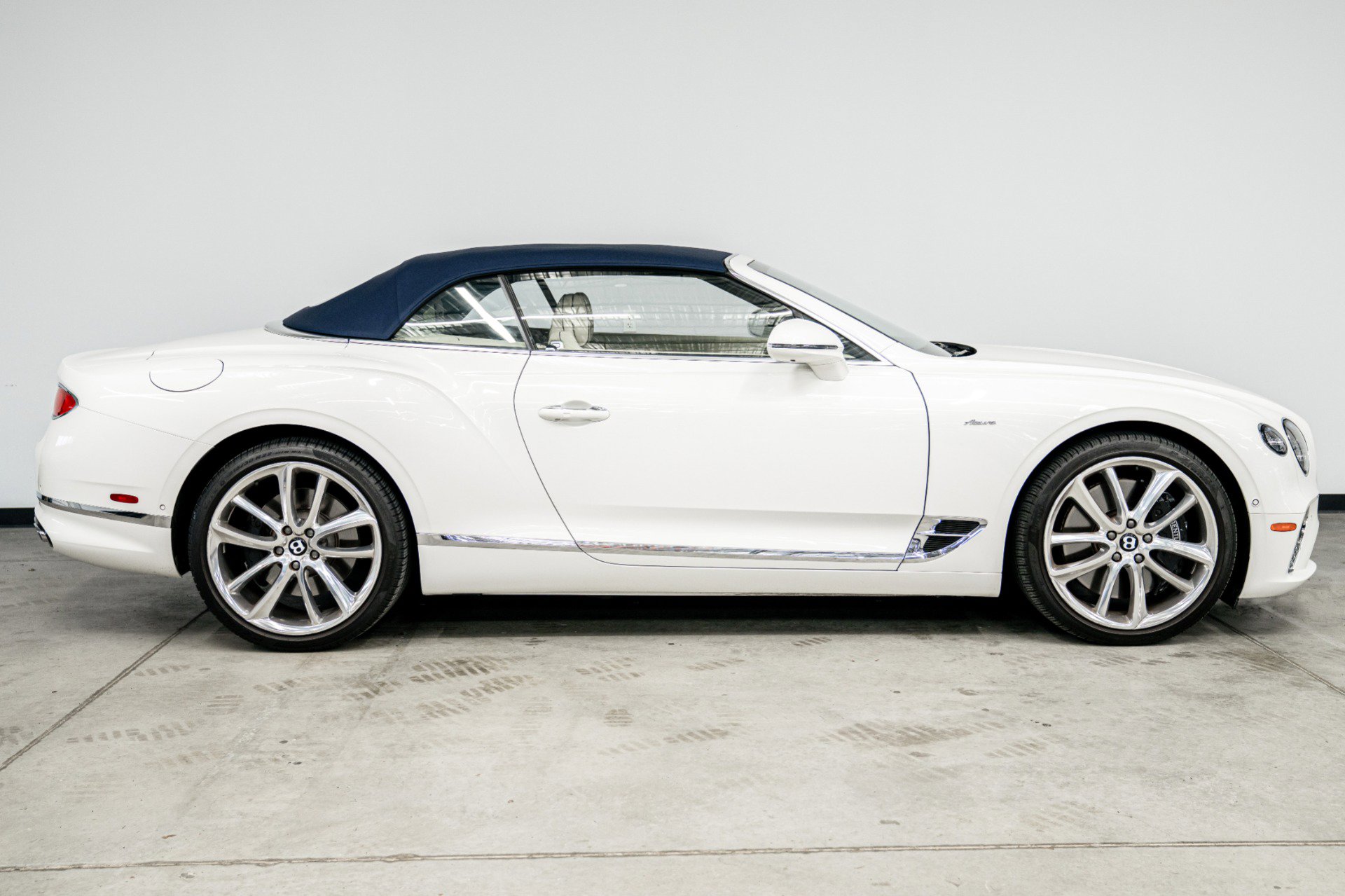 Used 2023 Bentley Continental GT Azure image 17