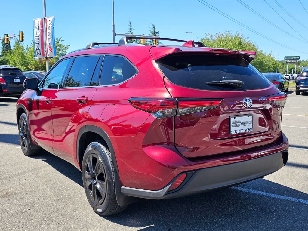 Used 2021 Toyota Highlander XLE AWD/4WD image 3