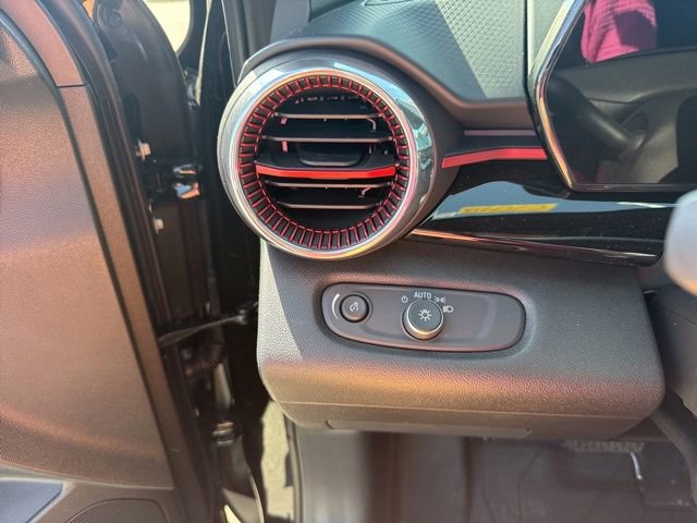 Used 2025 Chevrolet Trax RS w/ Sunroof Package FWD image 16