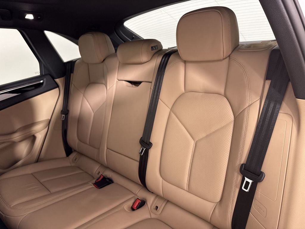 Certified 2025 Porsche Macan image 21