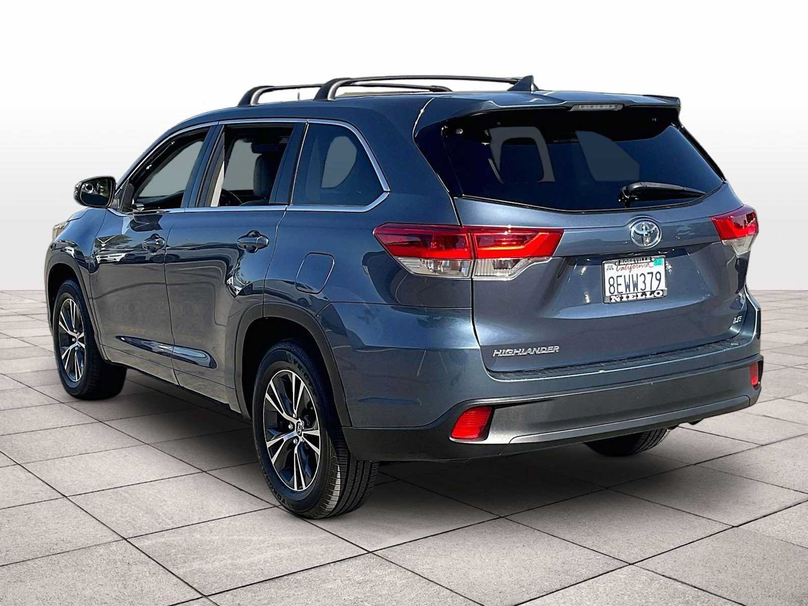 Used 2018 Toyota Highlander Plus w/ Carpet Mat Package (TMS) FWD image 15