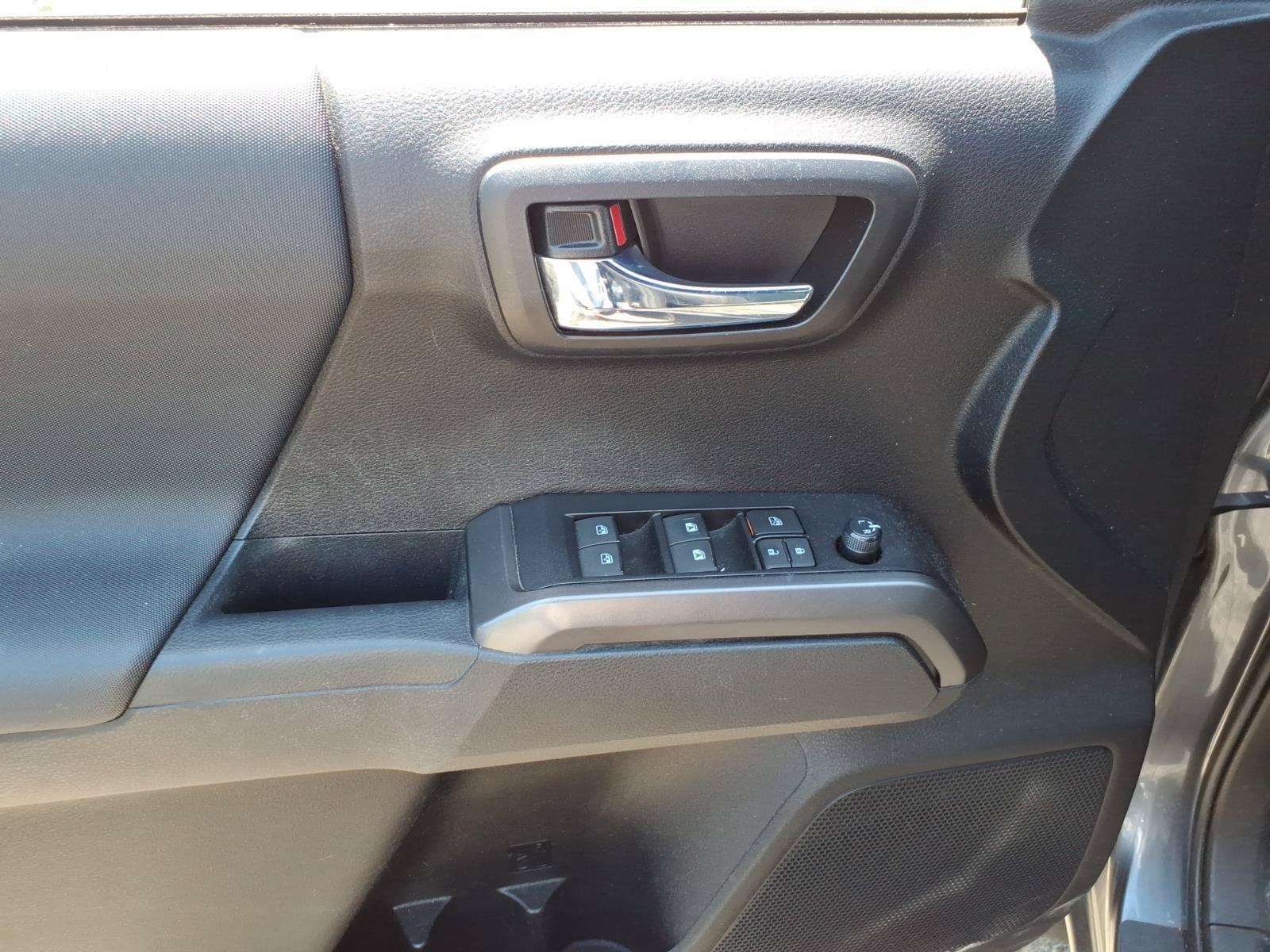 Used 2021 Toyota Tacoma TRD Off-Road w/ Technology Package AWD/4WD image 9
