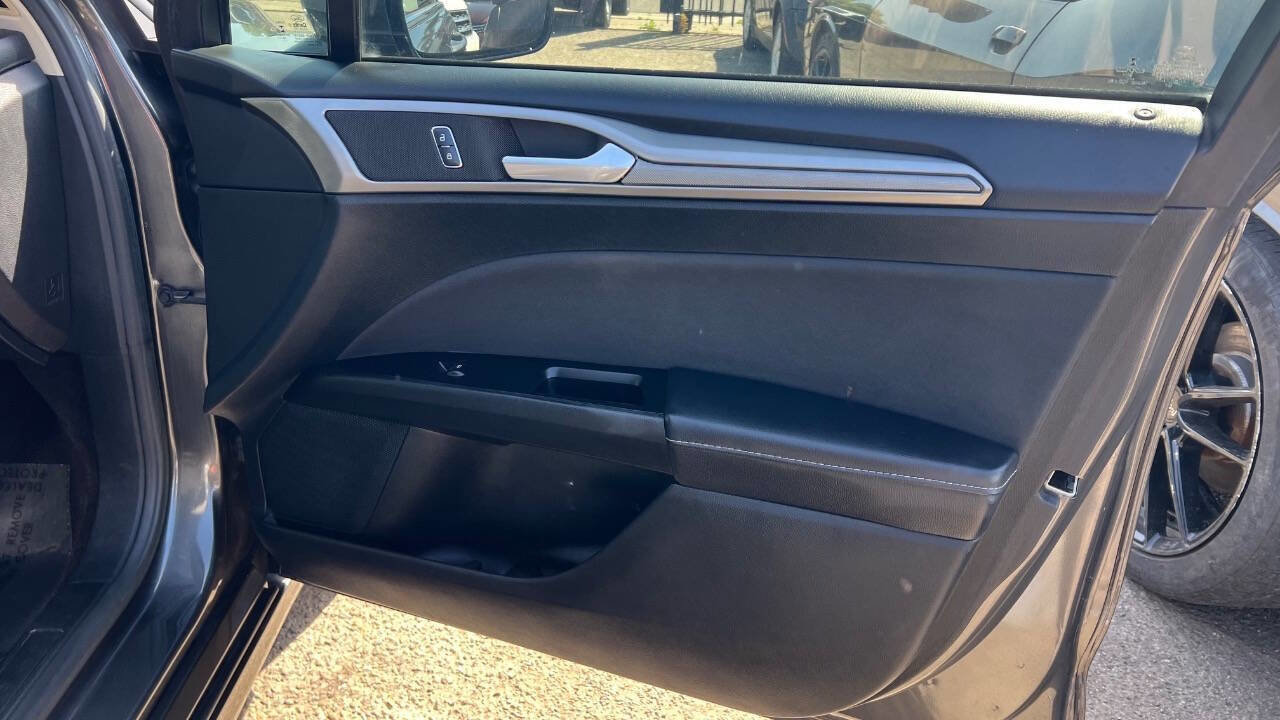 Used 2017 Ford Fusion SE image 25