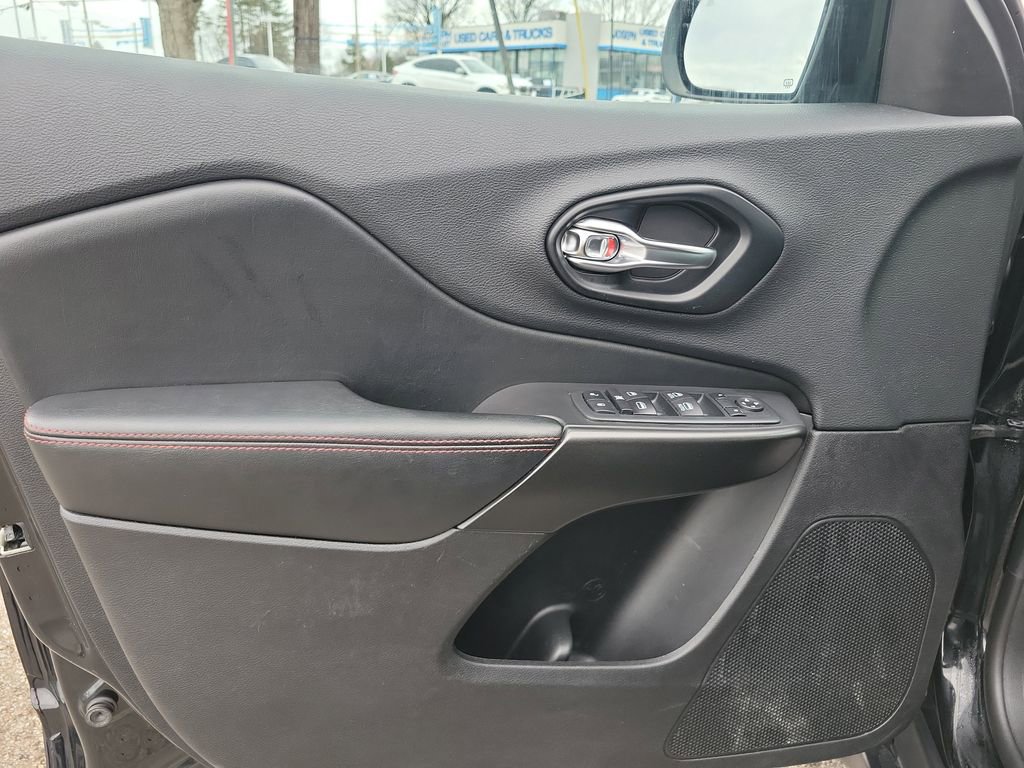 Used 2020 Jeep Cherokee Trailhawk image 19