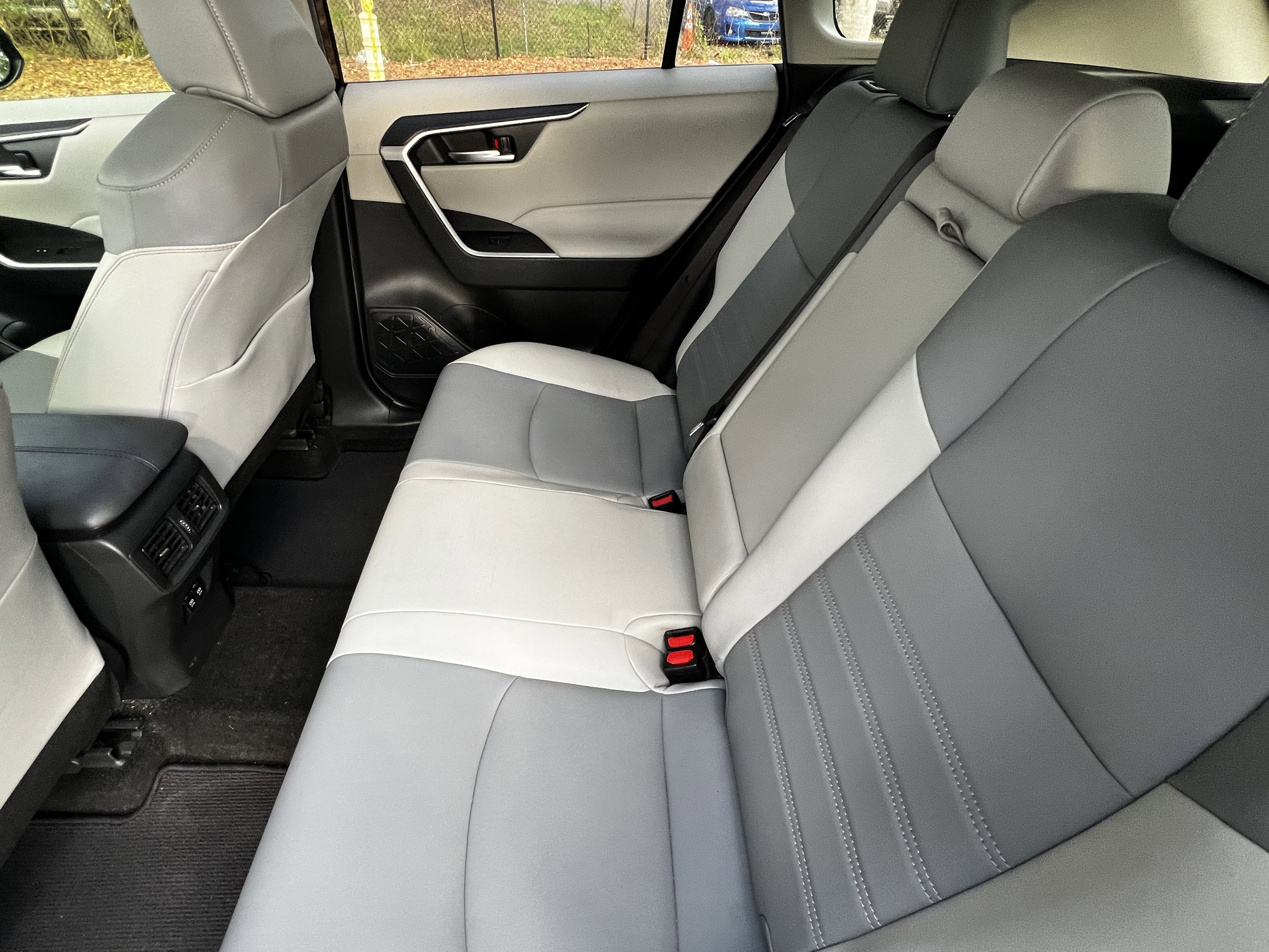 Used 2019 Toyota RAV4 XLE Premium image 32