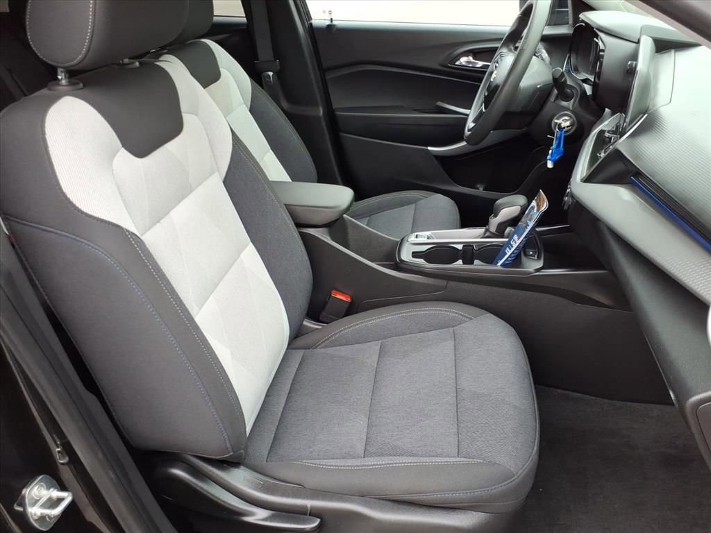 Used 2024 Chevrolet Trax LS w/ LS Convenience Package FWD image 3