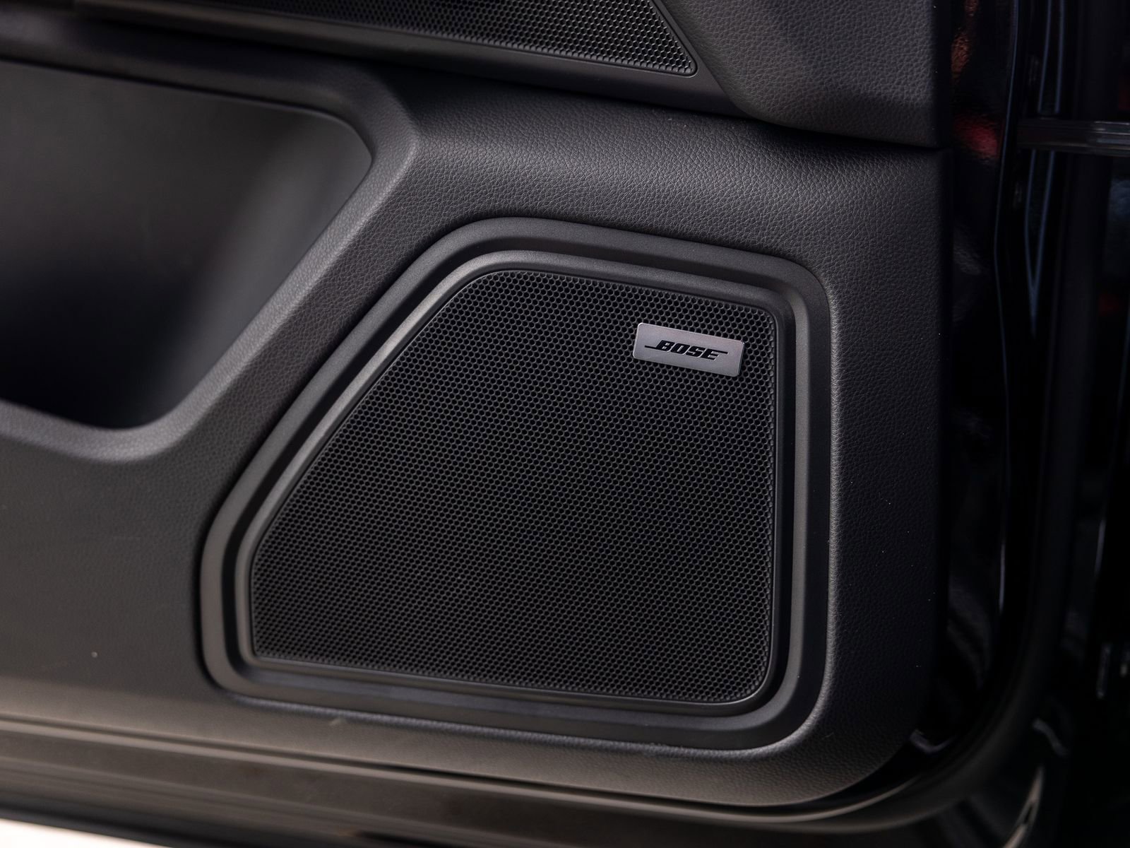 Certified 2025 Porsche Macan AWD/4WD image 44