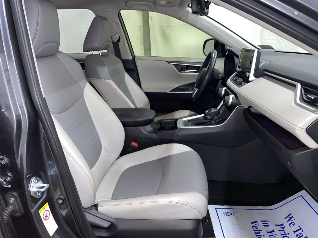 Used 2019 Toyota RAV4 Limited w/ Cold Weather Package FWD image 11