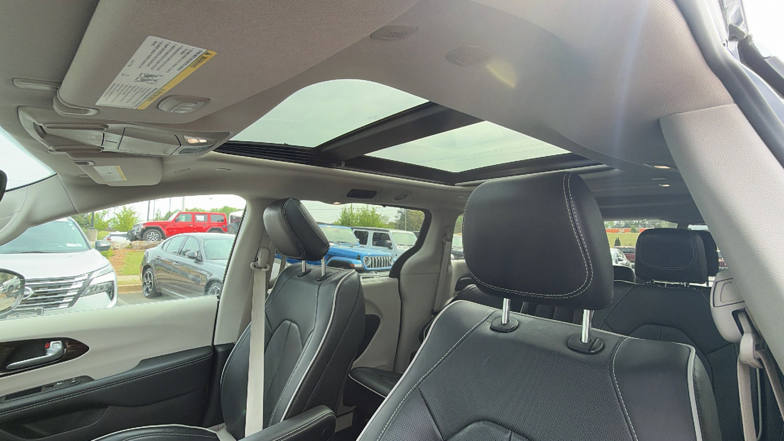 Used 2024 Chrysler Pacifica Limited image 18