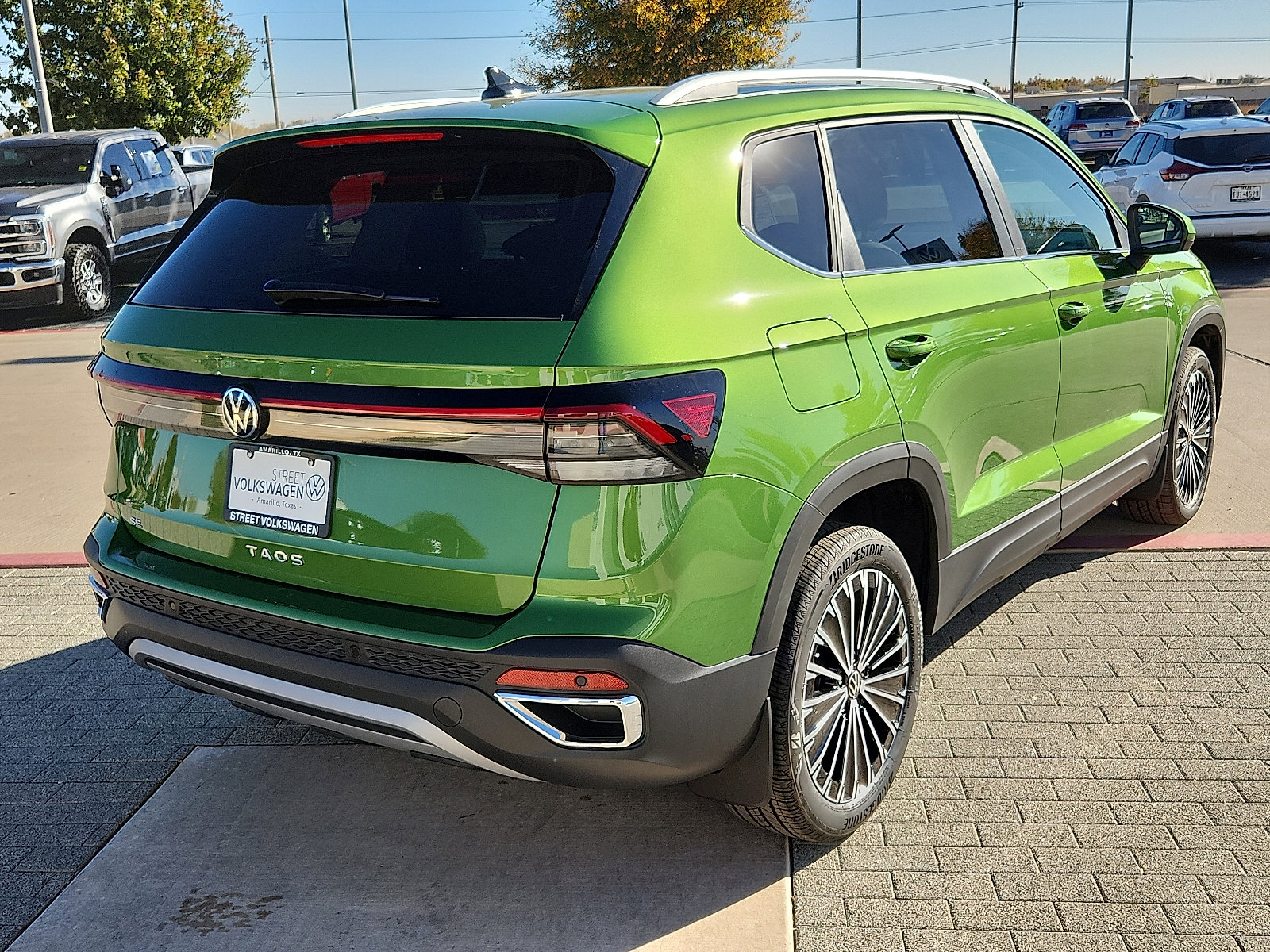 New 2026 Volkswagen Taos SE image 4