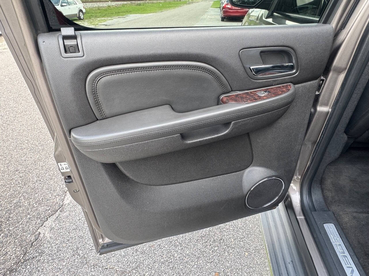 Used 2012 GMC Yukon XL Denali AWD/4WD image 16
