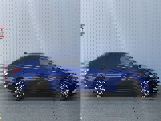 Used 2021 Hyundai Elantra Limited image 3