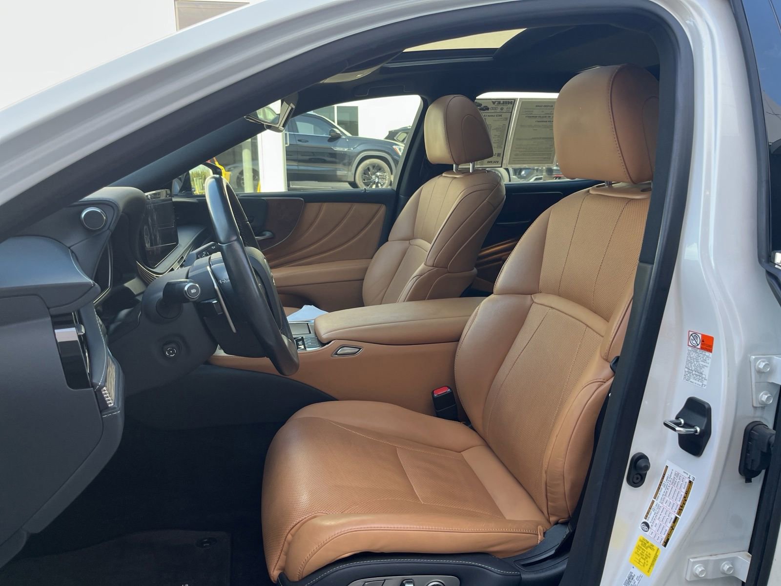 Used 2022 Lexus LS 500 w/ Accessory Package (Z2) RWD image 29