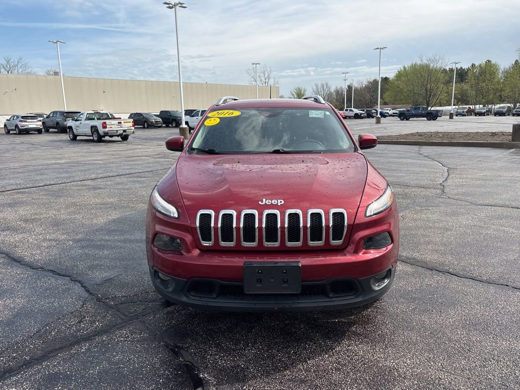 Used 2016 Jeep Cherokee Latitude image 2