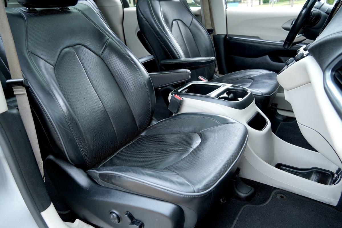 Used 2018 Chrysler Pacifica Limited FWD image 8