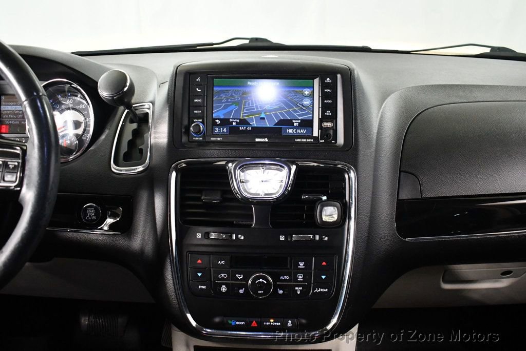 Used 2014 Chrysler Town & Country Touring-L image 23