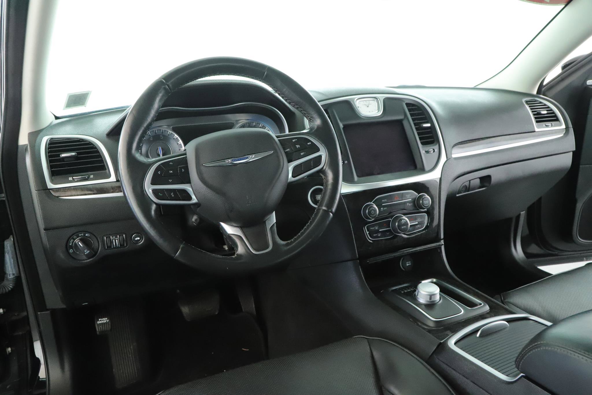 Used 2021 Chrysler 300 Touring L image 2